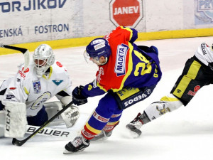 Vlastimil Dostálek, zakončující přes Buchtelovu letící hůl, na střídajícího Dominika Pavláta nevyzrál