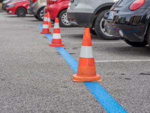 Nové modré parkovací zóny v Českých Budějovicích. Plné ruce práce měli pracovníci firmy s vodorovným značením ještě den před spuštěním nového parkovacího systému.