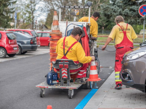 Nové modré parkovací zóny v Českých Budějovicích.Plné ruce práce měli pracovníci firmy s vodorovným značením ještě den před spuštěním nového parkovacího systému.