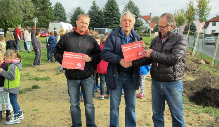 Člen sprvání rady František Lust (uprostřed) se starostou a ředitelem tučapské školy