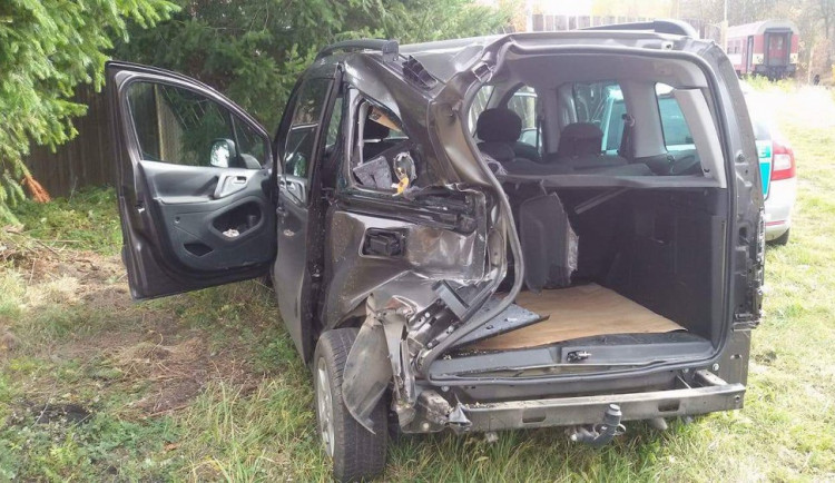 V Mirovicích se ve čtvrtek 2. listopadu srazila dodávka s vlakem.