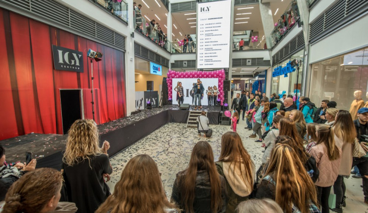 Slavnostní otevření nového IGY přilákalo stovky Budějčáků. Kompletně dokončeno bude až příští rok