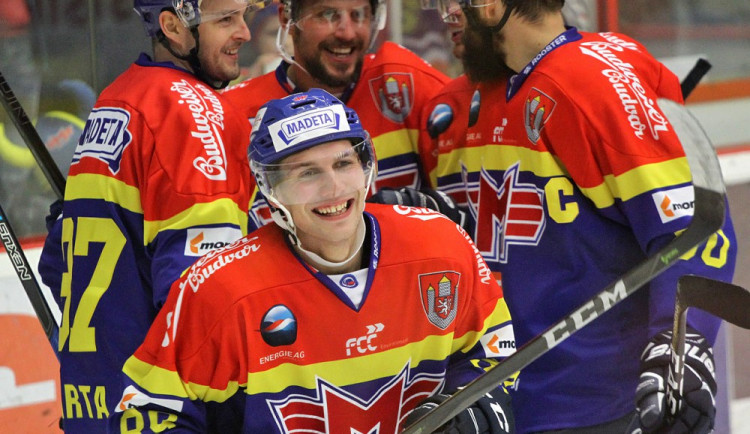 Hvězda zápasu Luboš Rob završil ve druhé třetině svůj hattrick. Za ním zleva nové tváře v kádru Motoru Michal Bárta s Petrem Vampolou a kapitán Zdeněk Kutlák