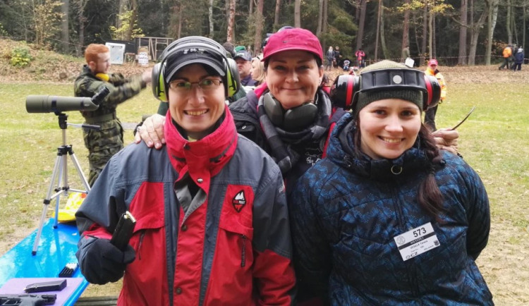 Jihočeské střelkyně si skvěle vedly při prestižní mezinárodní soutěži Zlatý lev. Při ní uspěly: strakonická policistka Simona Toningerová, Vlaďka Hradská a táborská policistka Tereza Veselá (na snímku zleva).