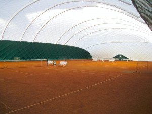 Profesionální i amatérští tenisté si v Táboře od prosince užijí novou nafukovací halu