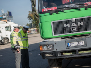 Policisté se zamřili na nákladní automobily.
