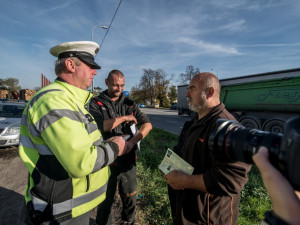 Policisté se zamřili na nákladní automobily.