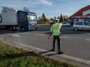 Policisté se zamřili na nákladní automobily.
