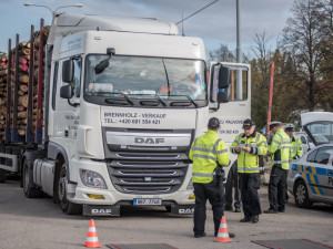 Policisté se zamřili na nákladní automobily.