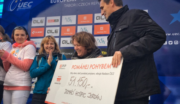 Šeky slavnostně předávali představitelé mezinárodní cyklistické federace a Skupiny ČEZ