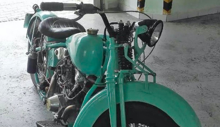 Osmdesát let starý Harley Davidson za více než 700 tisíc korun zmizel v noci z neděle 5. na pondělí 6. listopadu z areálu firmy v Dlouhé ulici číslo 21 v Rudolfově u Českých Budějovic.
