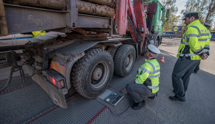 Policisté se zamřili na nákladní automobily.