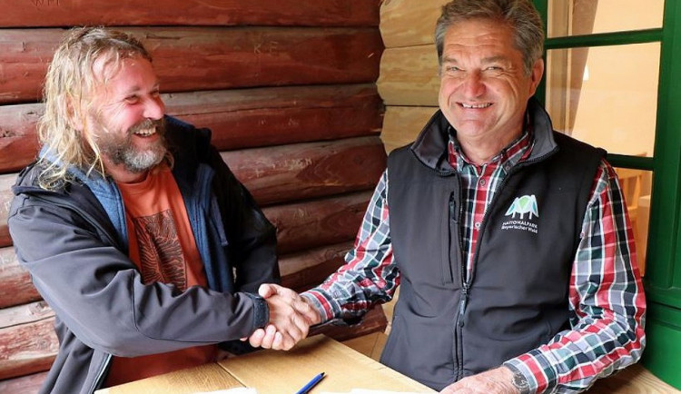 V nedávno zrekonstruované chatě Racheldiensthütte podepsali ředitelé národních parků Pavel Hubený (vlevo) a Franz Leibl třetí společnou dohodu o spolupráci.