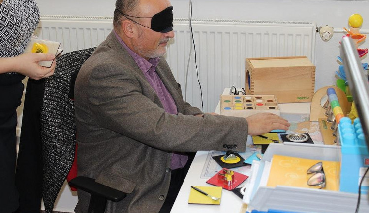 Českobudějovický primátor Jiří Svoboda v nových prostorách Střediska rané péče v Českých Budějovicích.