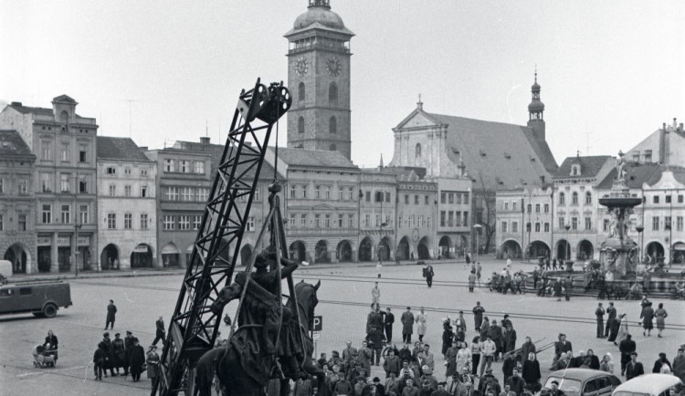 Na snímku pořízeném mezi 5. a 9. květnem 1959 odstraňují vojáci z náměstí před radnicí jezdeckou sochu Jana Žižky z Trocnova.