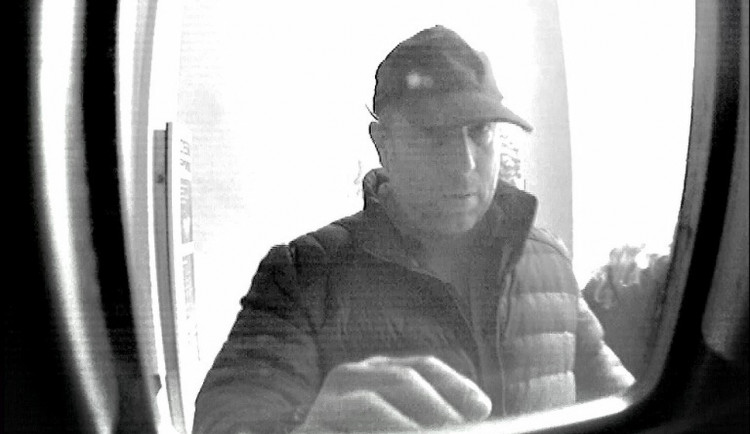 Policisté žádají o spolupráci případné osoby, které poznávají muže na fotografiích – důležitého svědka případu.