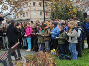 Děti ze základní školy F. L. Čelakovského zazpívaly v anglickém jazyce píseň inspirovanou básní V polích flanderských.