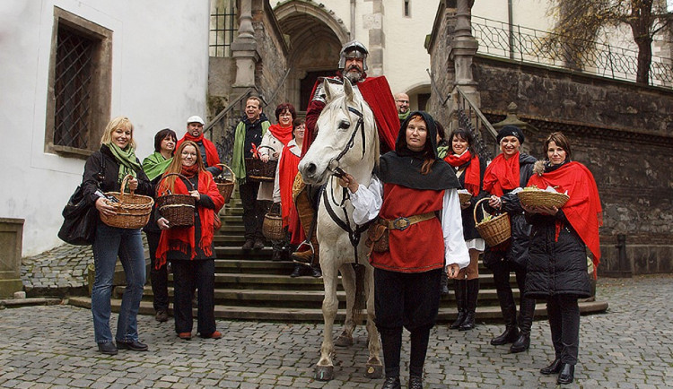 Svatý Martin na bílém koni i letos přiveze do Českého Krumlova první letošní víno.