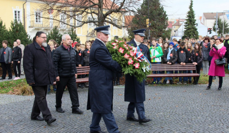 Věnec k památníku položili strakonický starosta Břetislav Hrdlička a místostarosta Josef Štrébl (zleva).
