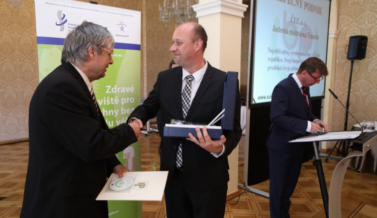 Roman Havlín, ředitel útvaru Bezpečnost  v divizi jaderná energetika ČEZ(vpravo) při převzetí ceny