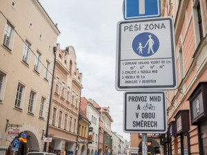 Od 1. listopadu zajíždí nová inka městské hromadné dopravy přímo do historického jádra Českých Budějovic. Projíždí pěší zónou v Krajinské ulici.