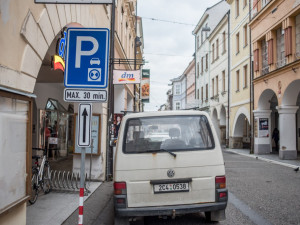 Od 1. listopadu zajíždí nová inka městské hromadné dopravy přímo do historického jádra Českých Budějovic. Projíždí pěší zónou v Krajinské ulici.
