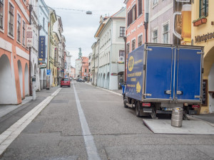 Od 1. listopadu zajíždí nová inka městské hromadné dopravy přímo do historického jádra Českých Budějovic. Projíždí pěší zónou v Krajinské ulici.