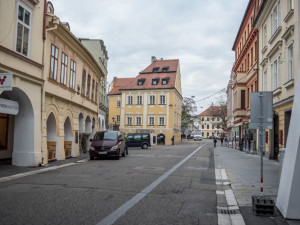 Od 1. listopadu zajíždí nová inka městské hromadné dopravy přímo do historického jádra Českých Budějovic. Projíždí pěší zónou v Krajinské ulici.