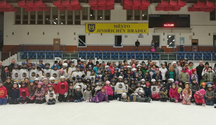 Jindřichův Hradec drží od soboty 11. listopadu rekord. Na tamním zimním stadionu lidé vytvořili nejdelšího hada z bruslařů. Bylo jich 158.