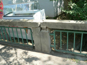 Stavební úpravy mostu přes Mlýnskou stoku v Krajinské ulici si vyžádalo hlavně staré a nevyhovující zábradlí, které už dosloužilo.