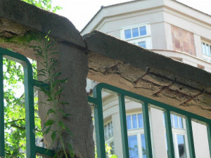 Stavební úpravy mostu přes Mlýnskou stoku v Krajinské ulici si vyžádalo hlavně staré a nevyhovující zábradlí, které už dosloužilo.