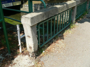 Stavební úpravy mostu přes Mlýnskou stoku v Krajinské ulici si vyžádalo hlavně staré a nevyhovující zábradlí, které už dosloužilo.