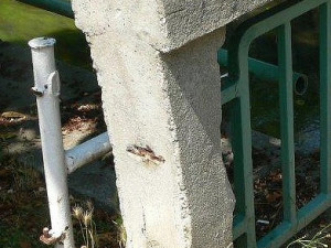 Stavební úpravy mostu přes Mlýnskou stoku v Krajinské ulici si vyžádalo hlavně staré a nevyhovující zábradlí, které už dosloužilo.