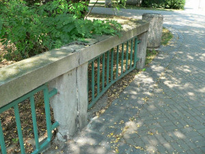 Stavební úpravy mostu přes Mlýnskou stoku v Krajinské ulici si vyžádalo hlavně staré a nevyhovující zábradlí, které už dosloužilo.
