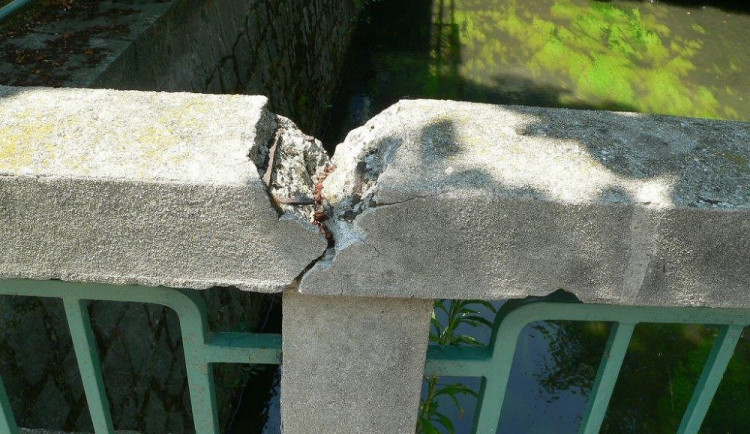 Stavební úpravy mostu přes Mlýnskou stoku v Krajinské ulici si vyžádalo hlavně staré a nevyhovující zábradlí, které už dosloužilo.