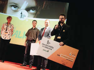 Předávání šeku Centru Bazalka.