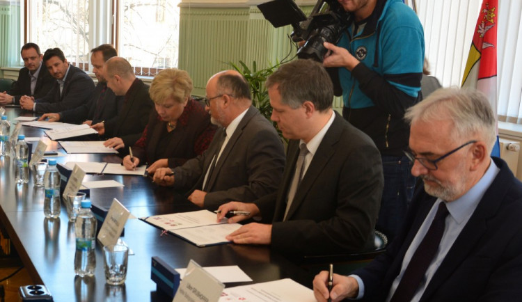 Podpisem memoranda tento záměr ve středu 15. listopadu stvrdili hejtmanka Ivana Stráská, primátor Jiří Svoboda, místopředseda představenstva Jihočeské hospodářské komory Vladimír Homola, rektor Vysoké školy technické a ekonomické Marek Vochozka, rektor Ji