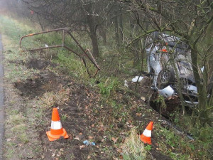 Dopravní nehoda osobního auta na silnici z Netolic do Obory.