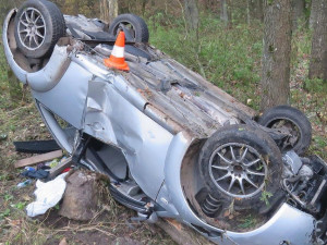 Dopravní nehoda osobního auta na silnici z Netolic do Obory.