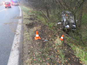 Dopravní nehoda osobního auta na silnici z Netolic do Obory.