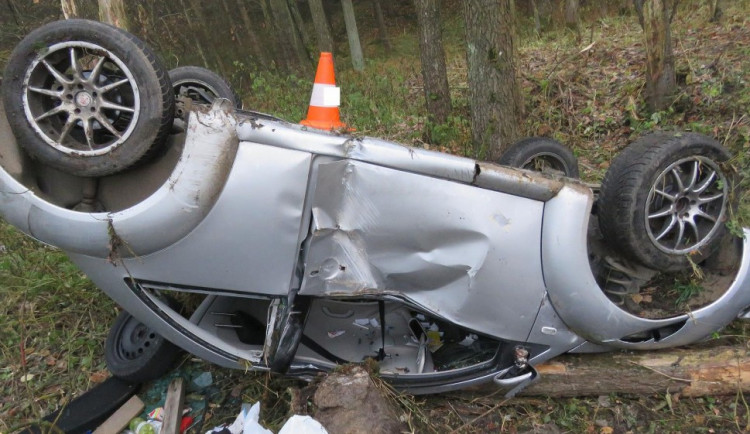 Dopravní nehoda osobního auta na silnici z Netolic do Obory.