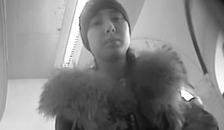 Policie pátrá po totožnosti této mladé ženy.