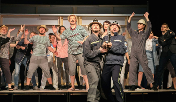 Jihočeské divadlo reprízuje autorský rodinný muzikál Kronikáři s podtitulem Průlet staletími, na kterém se podílely všechny soubory.