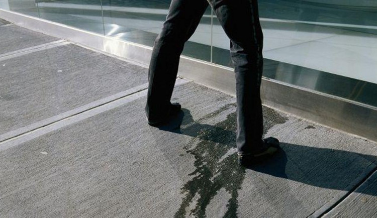 Notně opilý jedenatřicetiletý muž budil veřejné pohoršení, skončil na záchytce