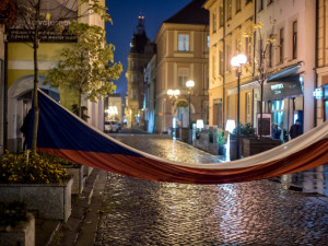 Asi tři stovky lidí šly průvodem od Jihočeského divadla na náměstí, kde někteří zapálily svíčky.