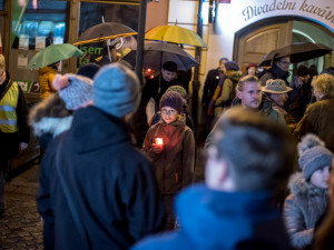 Asi tři stovky lidí šly průvodem od Jihočeského divadla na náměstí, kde někteří zapálily svíčky.