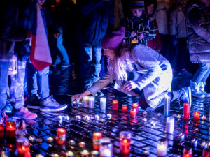 Asi tři stovky lidí šly průvodem od Jihočeského divadla na náměstí, kde někteří zapálily svíčky.