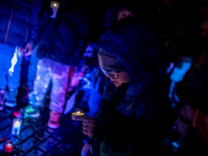 Asi tři stovky lidí šly průvodem od Jihočeského divadla na náměstí, kde někteří zapálily svíčky.