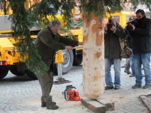 Usazování vánočního stromu na buděcké náměstí, sobota 18. listopadu dopoledne.