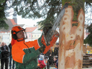 Usazování vánočního stromu na buděcké náměstí, sobota 18. listopadu dopoledne.